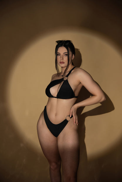 Bikini të zeza opiumi