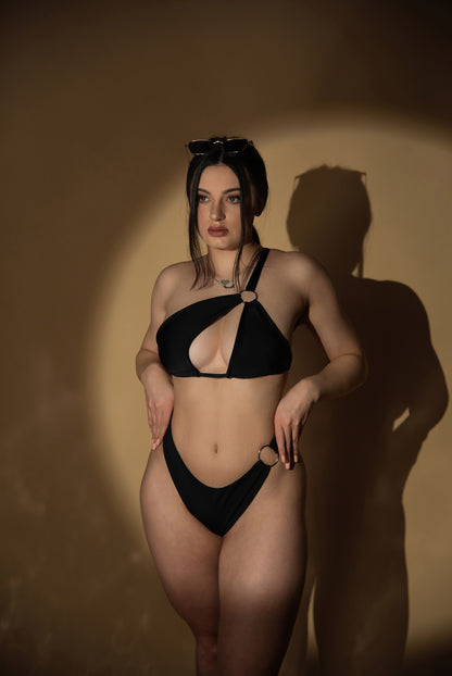 Bikini të zeza opiumi
