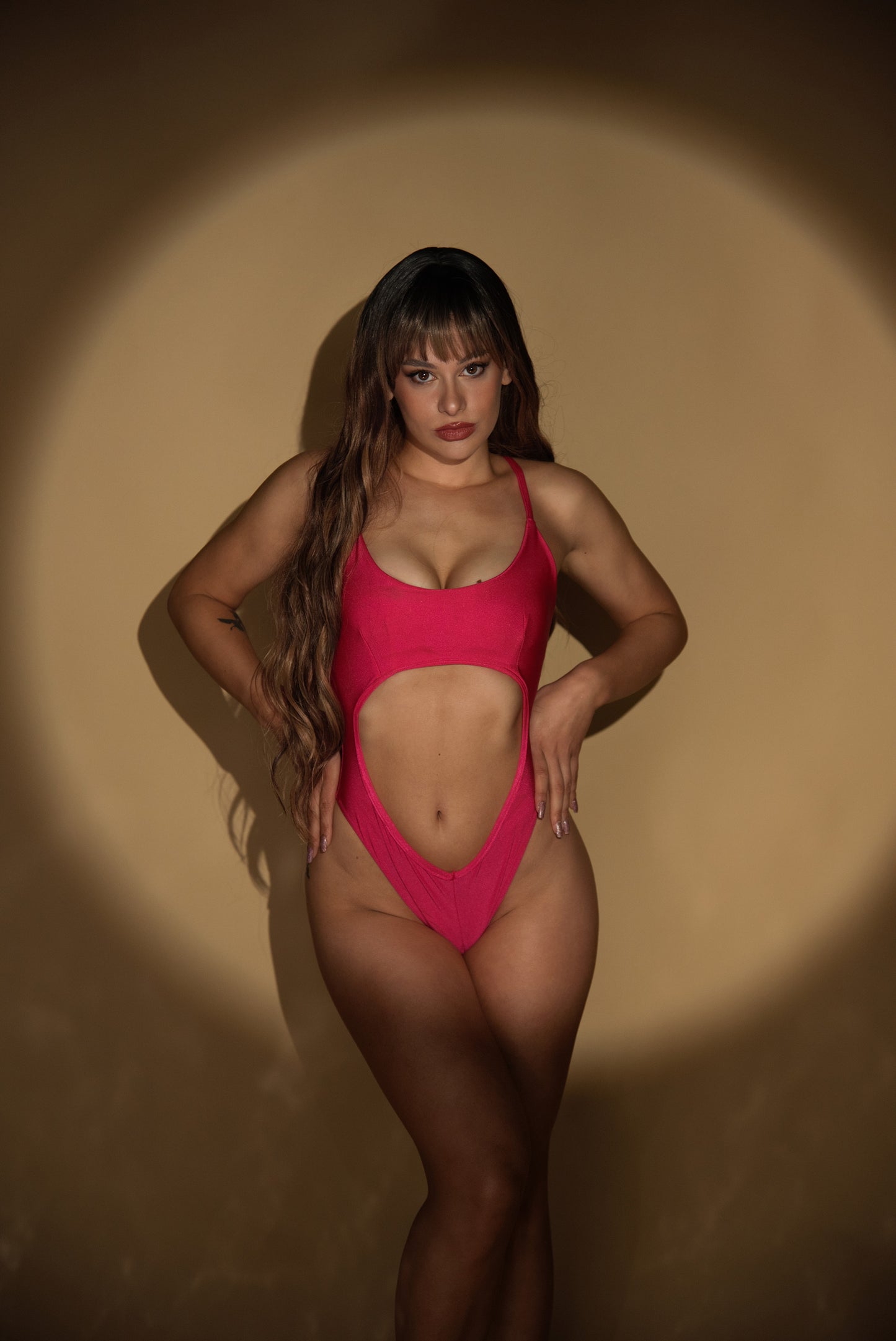 Bikini Rozë me sfilatë për Valën e të Nxehtit