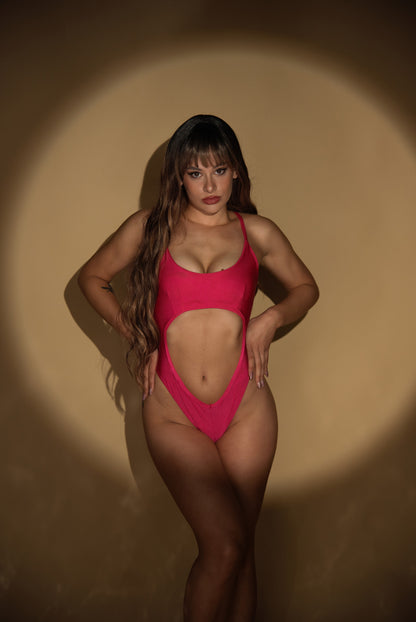 Bikini Rozë me sfilatë për Valën e të Nxehtit